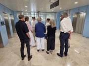 Kinderklinik, Hämatologie & Onkologie, Besichtigung von Wandbildern der Anouk Foundation