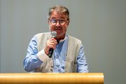 Marc Stucki spricht ein Grusswort.